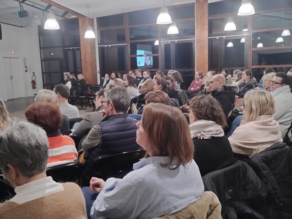 Soirée contre le harcèlement à Breuil-le-Vert “Harcèlement, parlons-en.”
Un événement organisé par le collège et les écoles où plus de 100 personnes étaient présentes.
#StopHarcèlement <a href="/AcAmiens/">Académie d'Amiens</a>