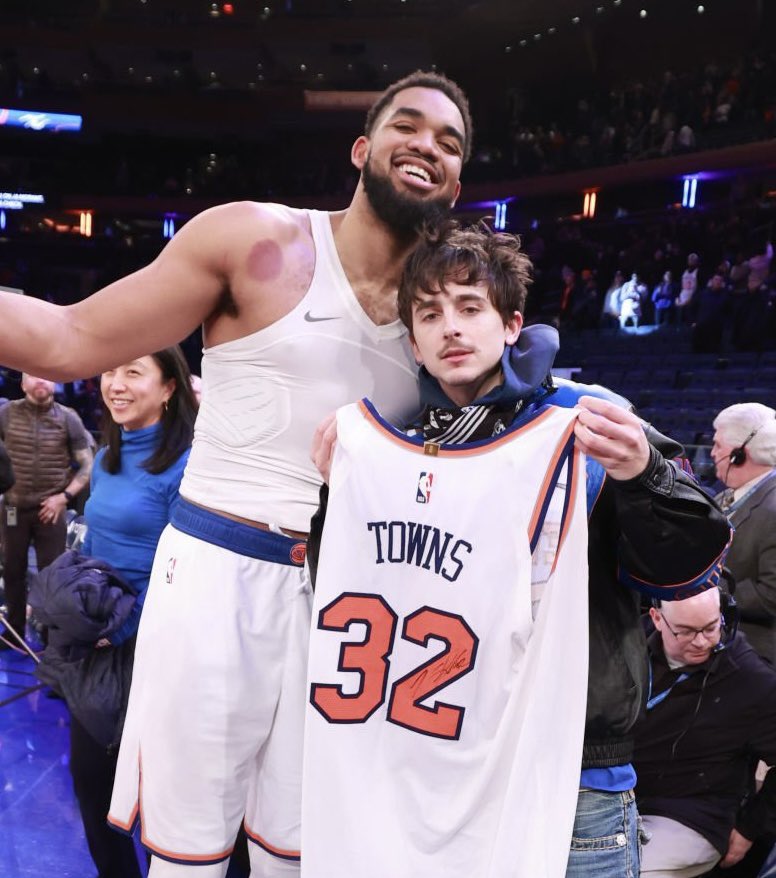 onMantel's tweet image. Karl-Anthony Towns gifted Timothée Chalamet a signed game-worn jersey after the Knicks game…

But it’s not the first Knicks player to sign something for him.

At 14, Timothée waited outside a Broadway show to get Amar’e Stoudemire’s autograph. Full-circle moment 🙌