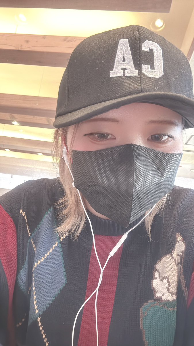 dero_o_7's tweet photo. 目がはれぼったい https://t.co/KKvWeDnOh0