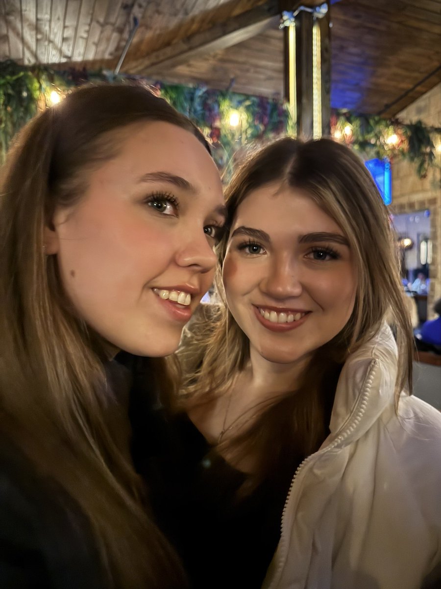 FelixSeattle's tweet photo. De parranda 🥰🎼 con mis chicas 🥳😍 https://t.co/sDw0sr8zDg