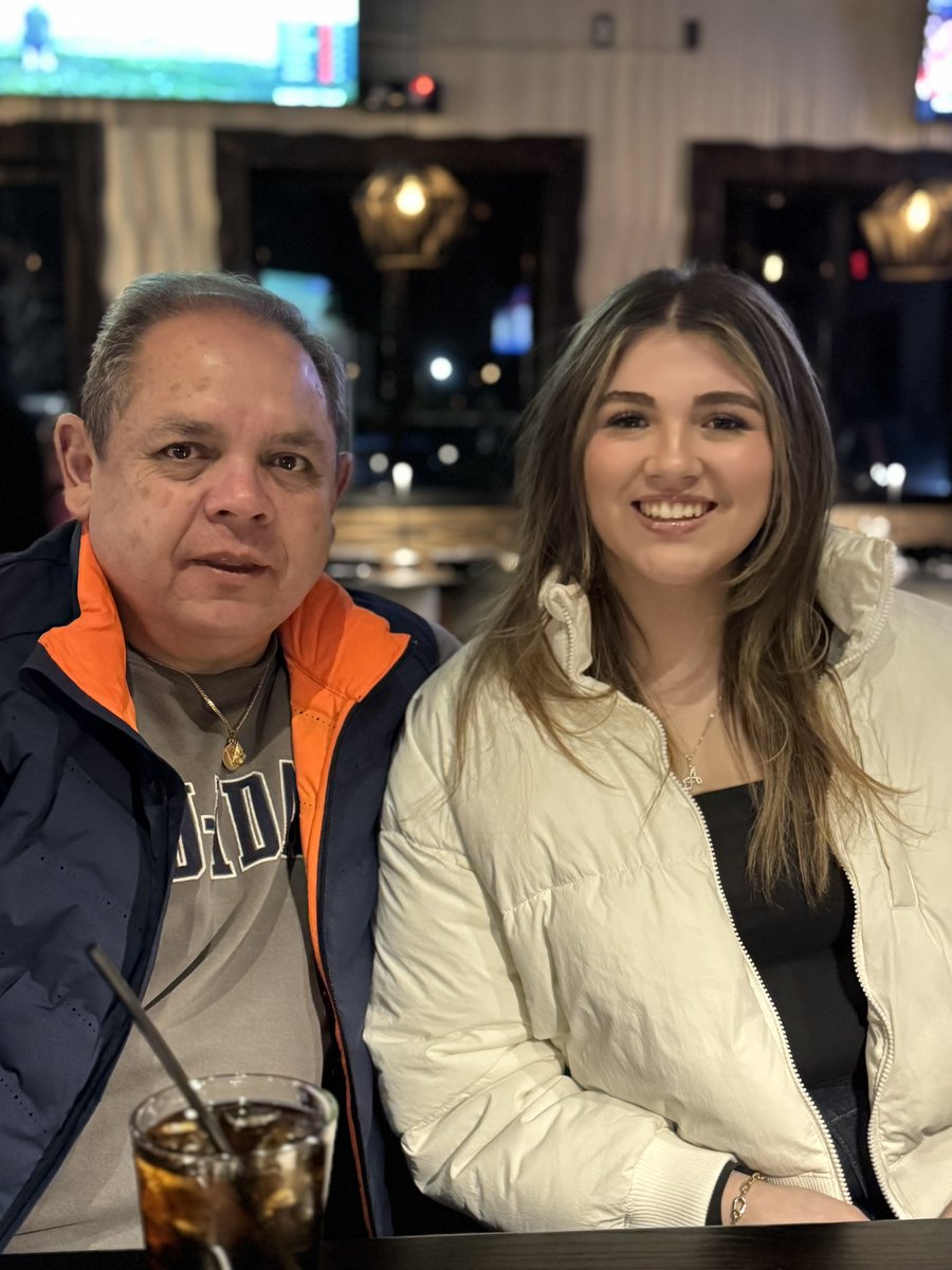 FelixSeattle's tweet photo. De parranda 🥰🎼 con mis chicas 🥳😍 https://t.co/sDw0sr8zDg