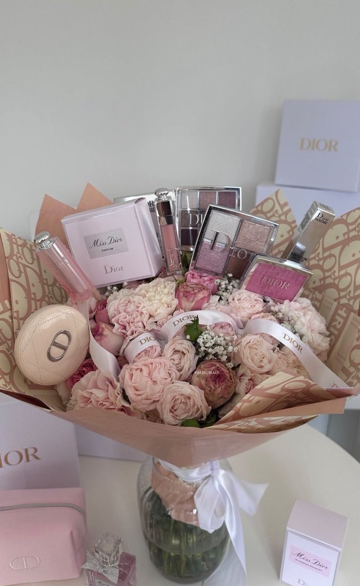 Outfit_Luxy's tweet photo. Thiis bouquet https://t.co/my828iqdnK