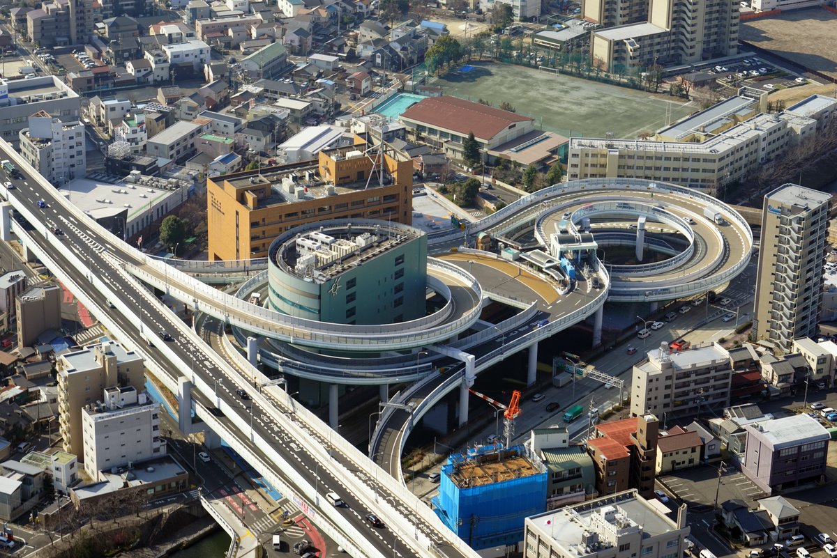 答えは、 ①がC1都心環状線の東片端JCT(半径約85m)、 ②が1号楠線の