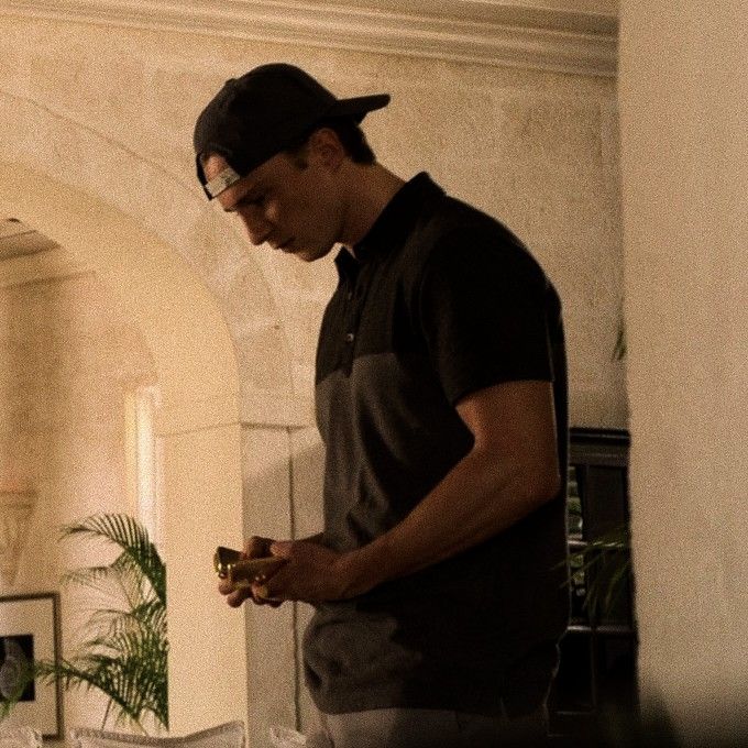 _starboys's tweet image. the backwards cap will always be iconic