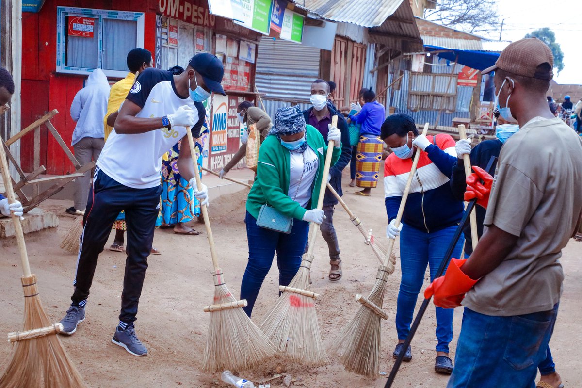 NathanMasaba's tweet photo. Nimeshirki zoezi la kufanya usafi wa Mazingira katika maeneo ya biashara soko la Sabasaba na Watumishi wezangu wa Halmashauri ya Sumbawanga Mkoa Rukwa.
    
  Tukiungana na Viongozi kutoka Mkoa wa Rukwa,Wananchi ambao ni wafanyabiashara.

  “TUNZA MAZINGIRA YAKUTUNZE.” https://t.co/tRItX7AMgk