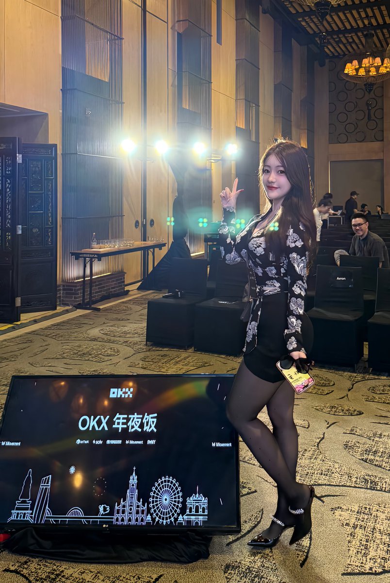 luckybb88's tweet image. 金蛇献瑞✨
 #OKX 年货大使祝您蛇年大吉🐍
感谢粉丝们宝宝们，在过去一年里对bb的支持～为回馈大家：

🎁BB将随机送出 OKX 周边礼盒 x2
礼盒中有：双肩包+水杯+T恤🎁

参与方式： 
1️⃣关注 @luckybb88 @okxchinese @mia_okx 
2️⃣转发&amp;amp;点赞
3️⃣留下一句新春祝福

⏰过年比较忙一些，我们年后开奖…