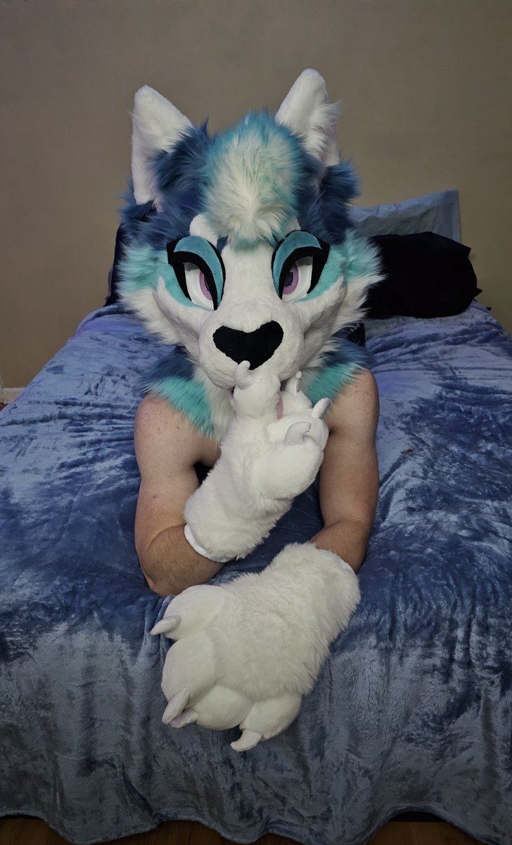 Shhhhh 🤫
#furry #fursuit #Fursona #furrymuscle