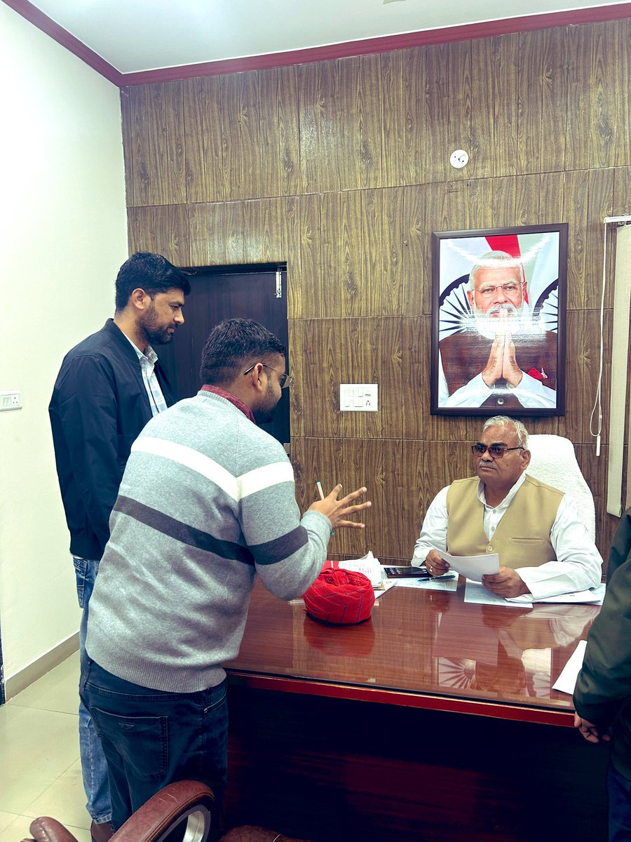 कंप्यूटर अनुदेशक अनुबंध आदेश को निरस्त करवाने के लिये आज पुनः माननीय <a href="/madandilawar/">Madan Dilawar</a> जी के समक्ष माँग रखी
भाईसाहब <a href="/HANUMANKISAN/">HANUMAN KISAN</a> जी, <a href="/Ravindrachdry/">Ravindra Choudhary</a> जी द्वारा माँग को सरकार तक पहुँचाने व IT युवाओ का साथ देने के लिए बहुत बहुत आभार🙏#बजट_मे_नई_कंप्यूटर_अनुदेशक

<a href="/RajCMO/">CMO Rajasthan</a> <a href="/BhajanlalBjp/">Bhajanlal Sharma</a>