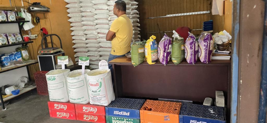 jonoben's tweet photo. #lka being a paddy cultivating, farming nation with such limited rice is tragic. There's no red, slightly red/rosa rice anywhere! But we are practising for Independence Day, filing cases at the bribery &amp; appointing Air 
Marshals. #priorities

*pics taken from the economic center https://t.co/J9Qfx1USDY