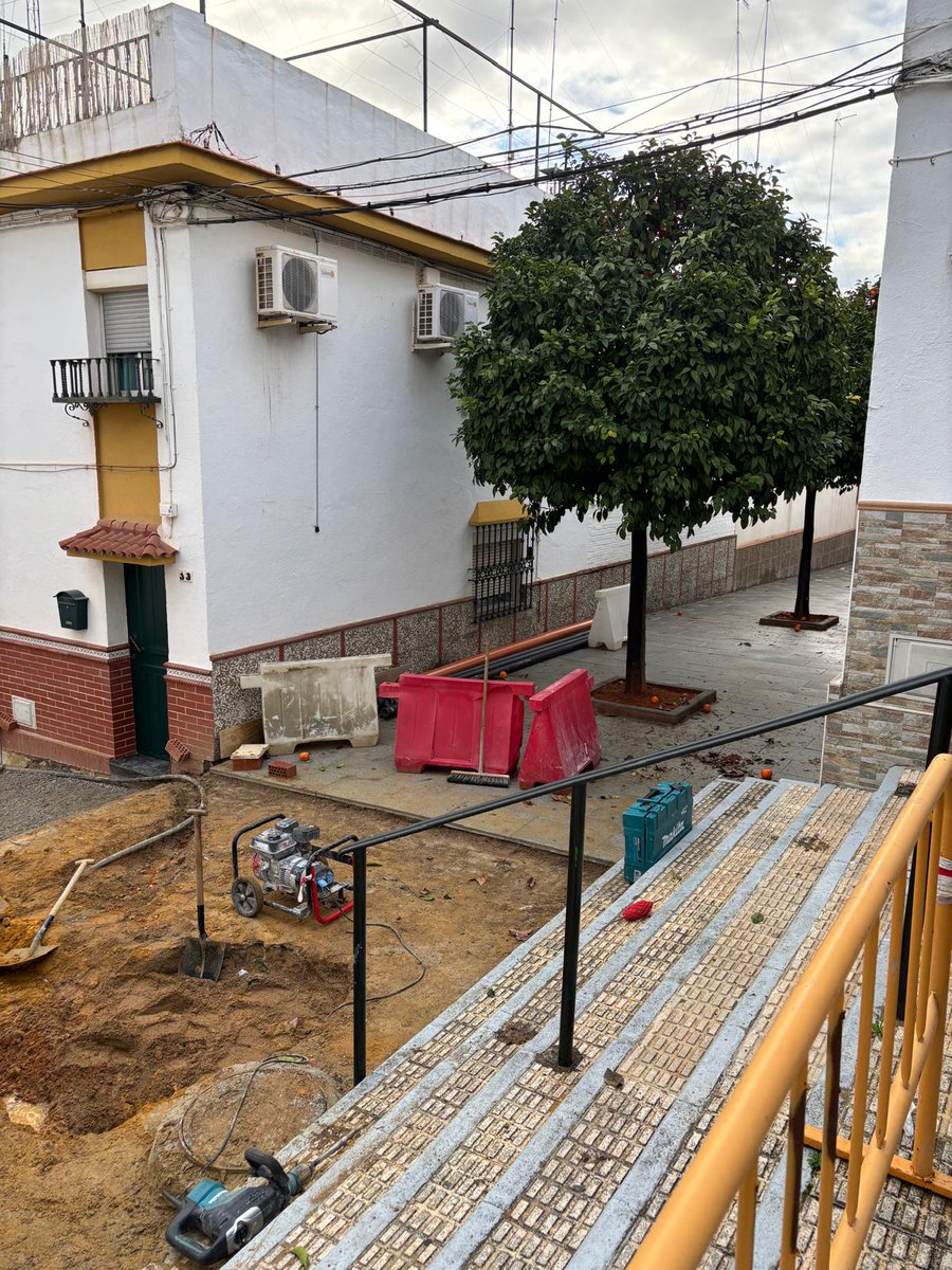 📌 El delegado municipal de Hábitat Urbano, David Delgado ha visitado las obras de la c/ Cádiz
En esta calle se está realizando la sustitución de la red de abastecimiento y saneamiento, conjuntamente con su reurbanización y de accesibilidad.