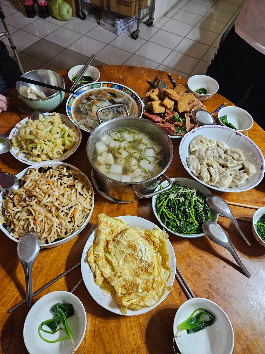Fz1031cat's tweet photo. 在家的時候都是吃素的
 #給狸看年夜飯2025 https://t.co/d2wRxWG7d0