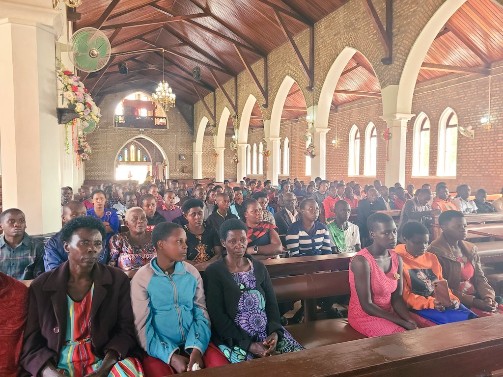 AnkoleDiocese's tweet image. This morning Bishop Sheldon Mwesigwa @AnkoleDiocese has officiated a meeting with Bishop's Scholarship Beneficiaries and their parents at St James Cathedral where over 175 students from Secondary, Tertiary and University are being supported.