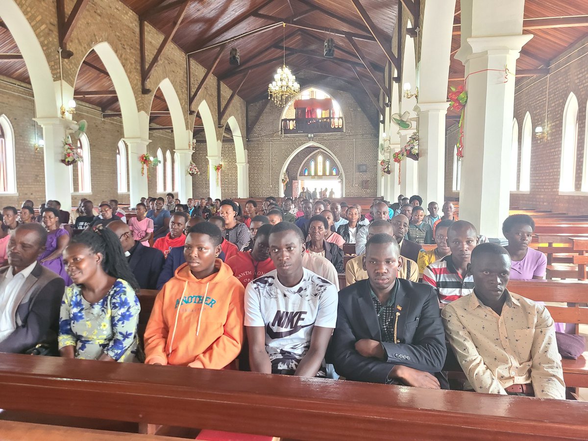 AnkoleDiocese's tweet image. This morning Bishop Sheldon Mwesigwa @AnkoleDiocese has officiated a meeting with Bishop's Scholarship Beneficiaries and their parents at St James Cathedral where over 175 students from Secondary, Tertiary and University are being supported.