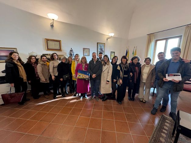 Mazara. Premiati i partecipanti del Concorso "La Vetrina più bella di Natale 2024" mazaranews.blogspot.com/2025/01/mazara…