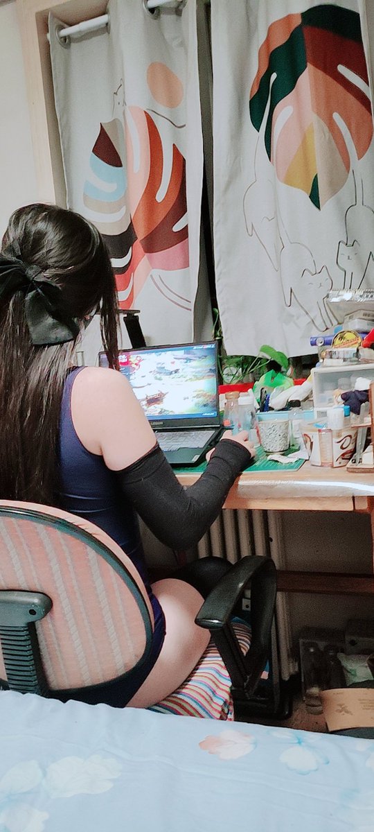 《玩战雷玩的》
“孩子，长大之后你可千万不能学隔壁家那个大哥哥，除夕晚上了还在打战雷”
“妈妈你胡说，隔壁家根本就没有大哥哥，只有一个高个子姐姐”