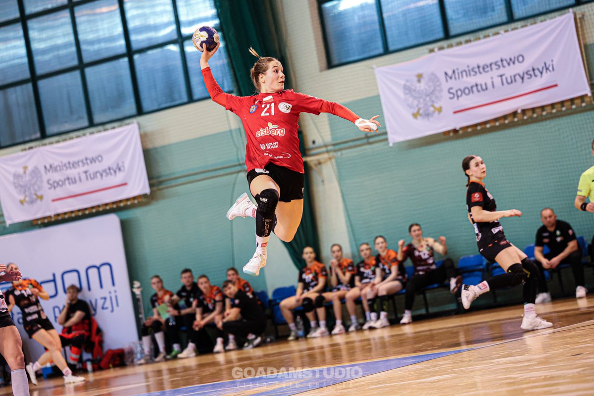 kuras_adam's tweet photo. 👋 Chyba mogę śmiało powiedzieć, że to moje jedno z lepszych sportowych ujęć, jakie udało mi się zrobić w ostatnim czasie na wydarzeniach sportowych 🫵😁📸🔝
"Wysokie loty szczypiornistki z Legnicy" 🛫🤾♀️🔝
📸 fot. Adam Kurasiewicz | #GoAdamStudio| #UKSDziewiątkaLegnica https://t.co/TZ6rdVt3UV
