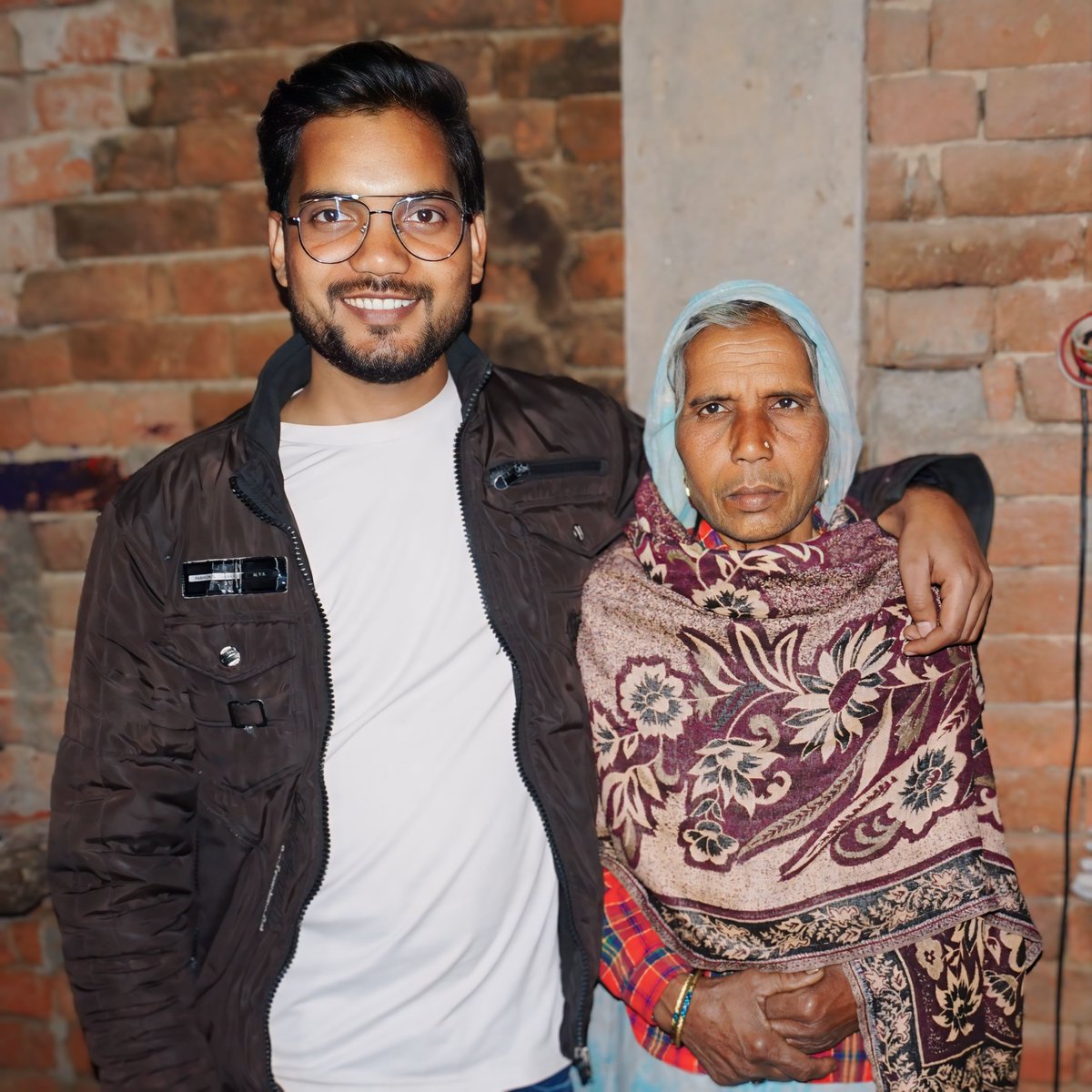 AnkitGuryan's tweet photo. Maa Aur Beti 😍 https://t.co/nl0IzbERoE
