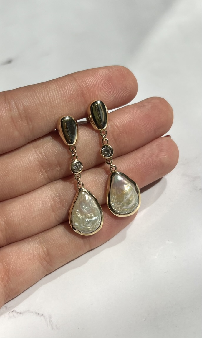 STONZDIAMONDS's tweet photo. Why is pearl jewellery the ultimate Valentine’s Day gift you ask? Because pearls are as timeless and unique as your love story♥️their natural elegance and subtle beauty make them a meaningful gift that will be cherished forever✨

These Pearl and Diamond earrings are available in White Gold, Yellow Gold and Rose Gold💎

#stonz #stonzdiamonds #bespokejewellery #pearljewellery #pearlearrings #pearls #earrings #diamond #diamondearrings #valentinesday #valentinesdaygift #valentinesdaygiftsforher #valentinesdaygiftideas