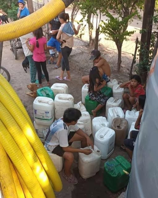 ¡CHACO SIN AGUA POTABLE! Villa Angela. La GENTE haciendo cola para CARGAR BIDONES. El Gobierno del Chaco ausente.