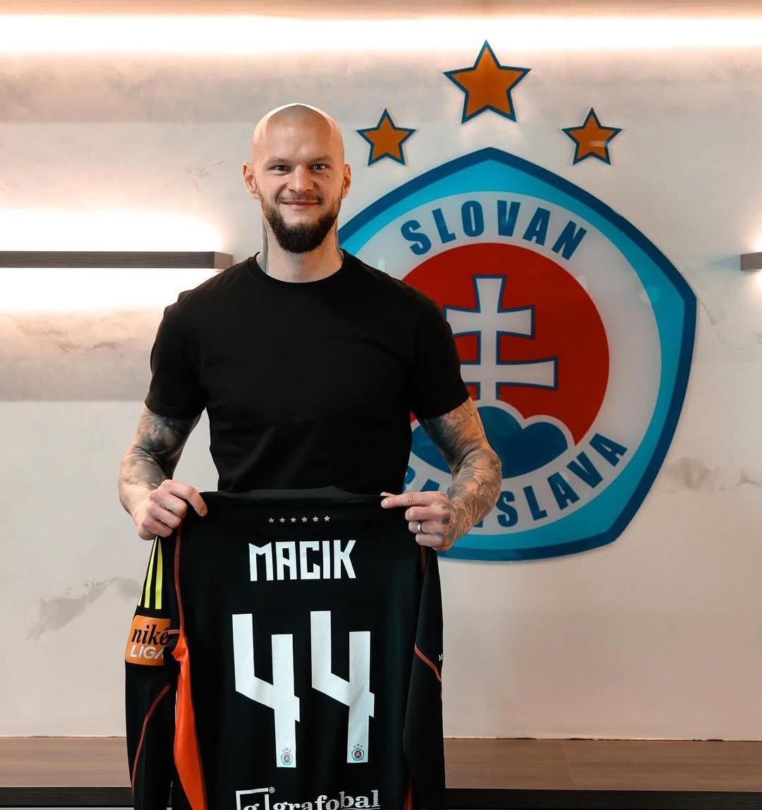 OFFICIEL ✍️

Le pire gardien du championnat quitte Olomouc.

Matúš Macík (31) 🇸🇰 débarque chez le champion de Slovaquie en titre.

Un départ logique après les performances catastrophiques qu'il a sorti la saison dernière. 

Il servira de 3ème gardien au Slovan.