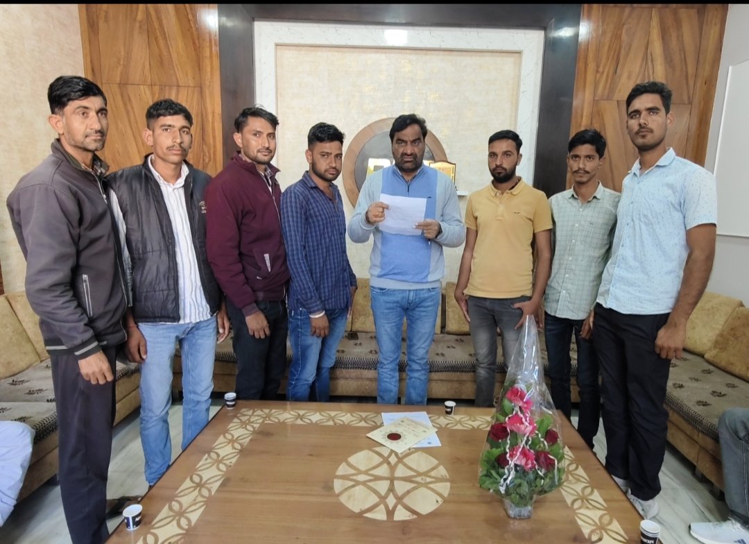 कंप्यूटर अनुदेशक नियमित भर्ती जल्दी से जल्दी जारी करवाने हेतु और ठेका प्रथा बंद करवाने हेतु आज पत्र लेखन के माध्यम से माननीय सुप्रीमो हनुमान बेनीवाल जी को ज्ञापन सौंपा 
इसमें मैं,राजेंद्र गौरा, चेनाराम और समस्त it युवा