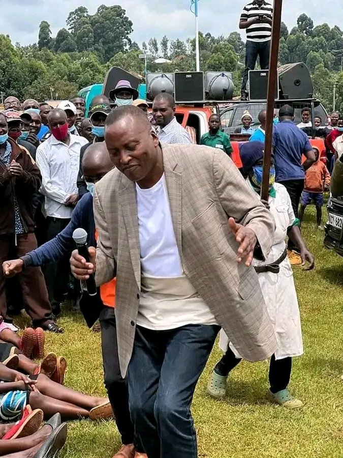 's tweet image. I once esteemed @RichardOnyonka as a Man of integrity; alas, it turns out he’s merely a monkey in a different forest. The man is nothing more than a loquacious blabbermouth, devoid of principle. He's just a Parrot!
#Onyonka
#statehouse
#kalonzo