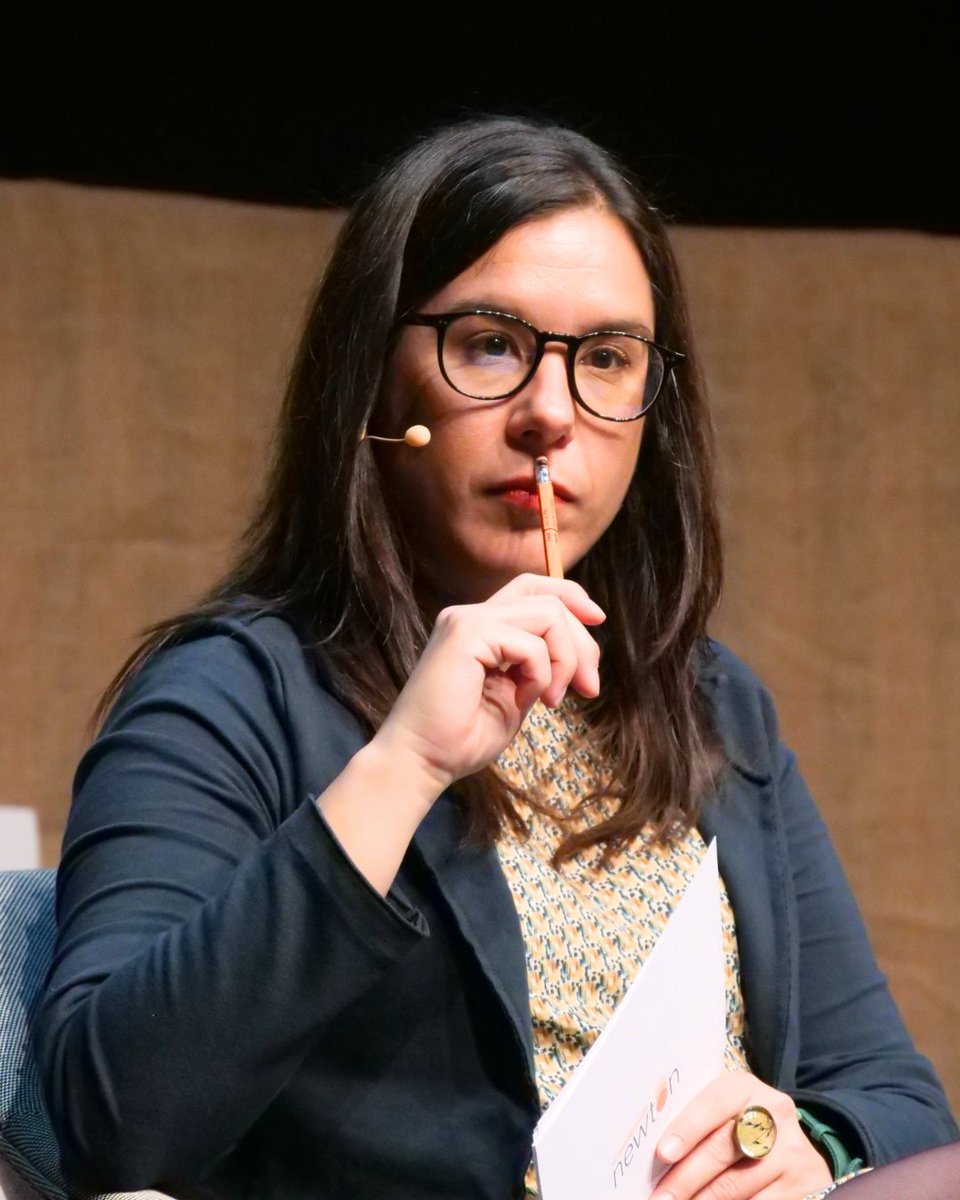 Centre Cívic El Sortidor (@ccelsortidor) on Twitter photo ❓ Quins reptes afronta l'educació en una societat capitalista amb una gran presència de la tecnologia digital?
📅 Dijous, #ArgumentaBDC al Sortidor:
▶️ EMERGÈNCIA EDUCATIVA - EDUQUEM PER CONSUMIR O PER PENSAR?
💬 Amb <a href="/ainatarabini/">Aina Tarabini</a> i <a href="/ilamandarina/">Irene Lapuente</a> 
🎟️ bit.ly/argumenta-educ… ❓ Quins reptes afronta l'educació en una societat capitalista amb una gran presència de la tecnologia digital?
📅 Dijous, #ArgumentaBDC al Sortidor:
▶️ EMERGÈNCIA EDUCATIVA - EDUQUEM PER CONSUMIR O PER PENSAR?
💬 Amb <a href="/ainatarabini/">Aina Tarabini</a> i <a href="/ilamandarina/">Irene Lapuente</a> 
🎟️ bit.ly/argumenta-educ…