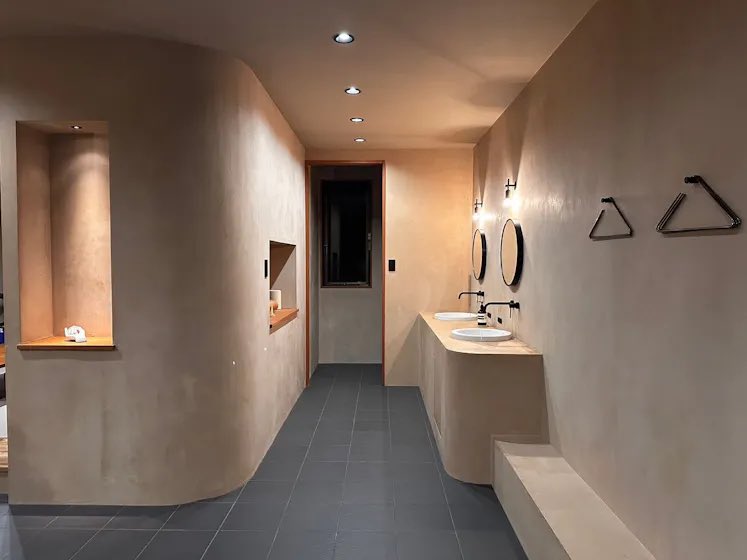 mahora___'s tweet photo. 淡路島にある元銀行の建物をリノベーションした、「cave villa banco」。どうくつ風の丸いお風呂が可愛らしく、沈む夕日を眺めながらのバスタイムは格別 https://t.co/ZUEo9GxMAp