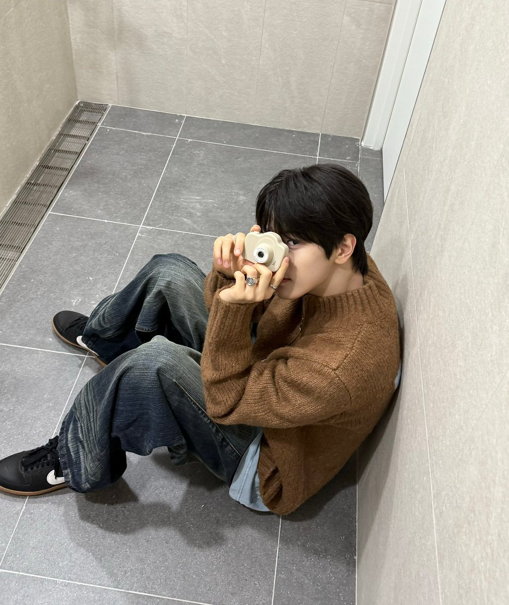 CYE_MEMBERS7's tweet photo. 팬분들 여기 보세요~✌🏻📸

#송승호 #SONGSEUNGHO 
#CLOSEYOUREYES #클로즈유어아이즈
#클유아 #CYE https://t.co/rw0ULoVpz2