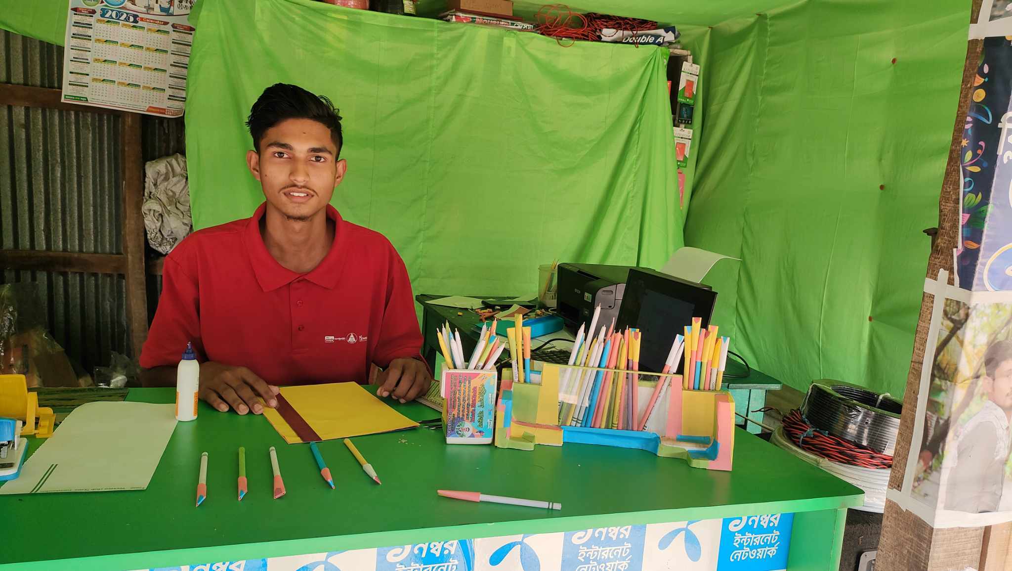 আমতলীতে পরিবেশবান্ধব কাগজের কলম তৈরি,মাটিতে পুঁতলেই হবে গাছ