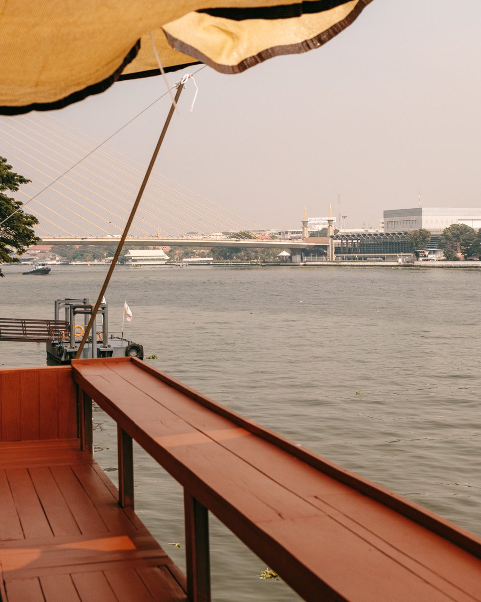 บ้านมณี (BAAN MANEE) บูทีคโฮเทลและคาเฟ่ริมแม่น้ำเจ้าพระยา รีโนเวทจากบ้านไม้เก่าอายุเกินร้อยปีที่อยู่มายาวนานถึง 4 แผ่นดิน บอกเลยว่า วิวแบบนี้ต้องยอมใจ! ทั้งบรรยากาศริมแม่น้ำ วิวสะพานพระราม 8 และป้อมพระสุเมรุ อบอุ่น สวยงาม ผสมผสานกลิ่นอายวินเทจ เข้ากับความร่วมสมัย⁣⁣