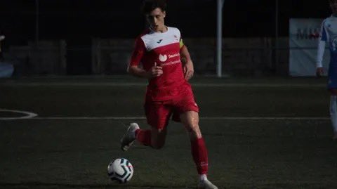 pablo_carba's tweet photo. Hace cuatro temporadas, Pablo Durán tenía 19 años y jugaba con el Porriño en Preferente. Quería ser educador social y se había encaminado a la docencia. El fútbol solo le daba como pasatiempo. Hoy el búfalo se bate contra los mejores de la Liga. Con menos ha hecho bolillos Disney https://t.co/UqZRXPH85k
