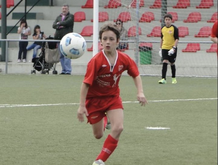 pablo_carba's tweet photo. Hace cuatro temporadas, Pablo Durán tenía 19 años y jugaba con el Porriño en Preferente. Quería ser educador social y se había encaminado a la docencia. El fútbol solo le daba como pasatiempo. Hoy el búfalo se bate contra los mejores de la Liga. Con menos ha hecho bolillos Disney https://t.co/UqZRXPH85k