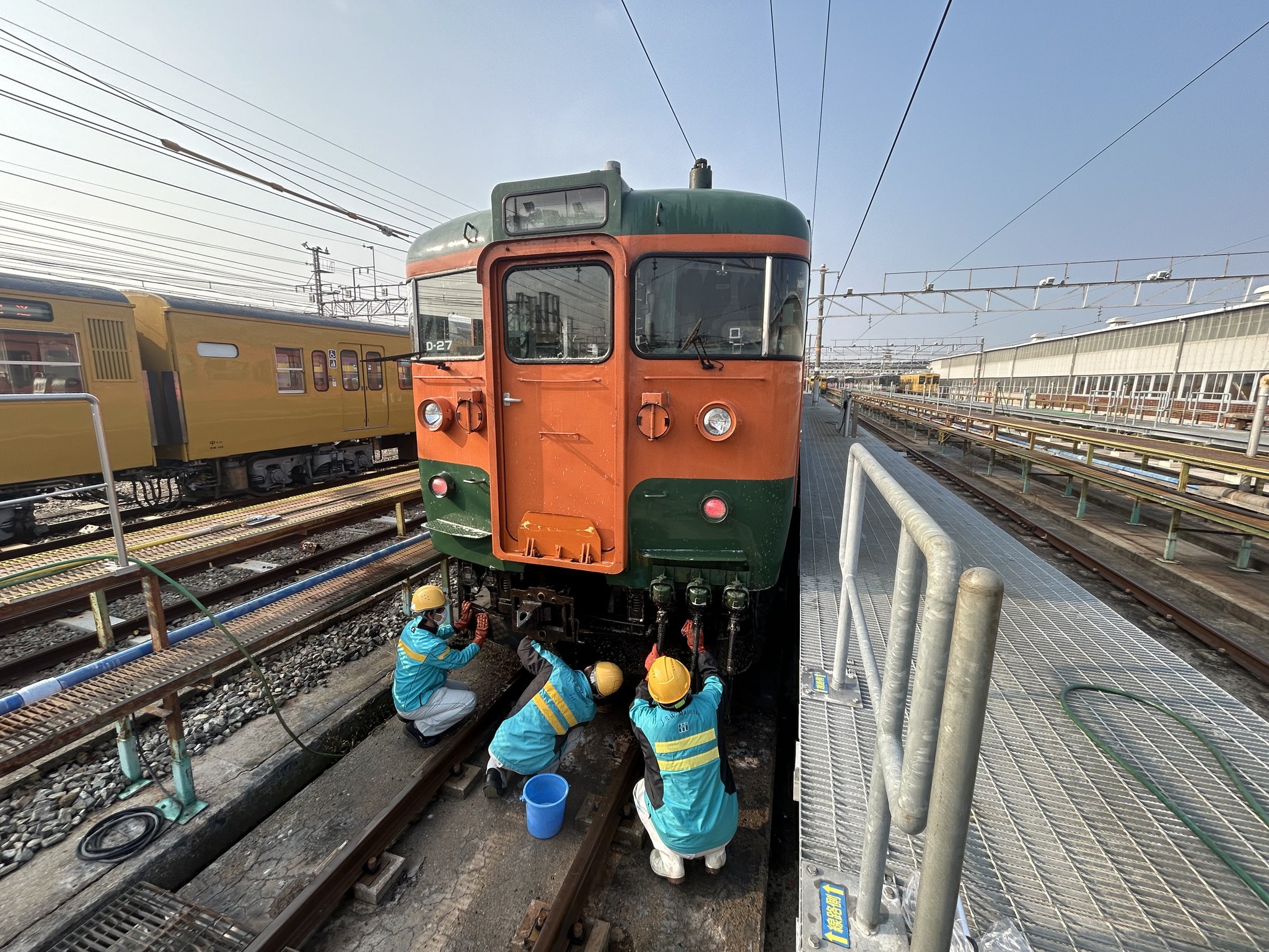 115系300番台　D27編成 JR西日本 115系300番台D27編成 湘南色「団体