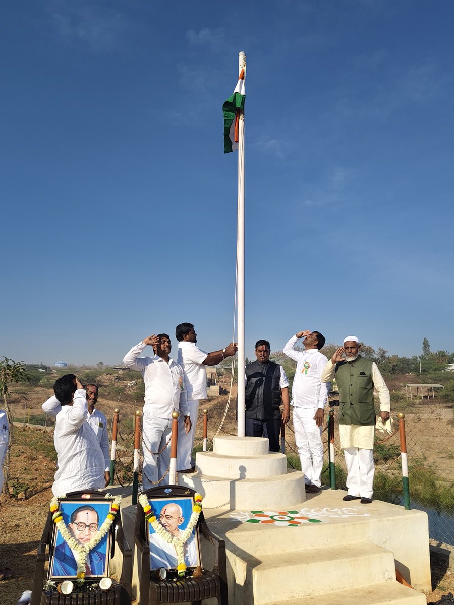 SunandaKishori's tweet photo. ಅಮೃತ ಸರೋವರದ ದಂಡೆಯ ಮೇಲೆ ಧ್ವಜಾರೋಹಣ
ಹನಗಂಡಿ ಗ್ರಾಮದ ಜನತಾ ಅಮೃತ ಸರೋವರದ ದಂಡೆಯ ಮೇಲೆ 76ನೇ ಗಣರಾಜ್ಯೋತ್ಸವ ಧ್ವಜಾರೋಹಣ ಕಾಮ೯ಕ್ರಮವನ್ನು ನೆರವೆರಿಸಲಾಯಿತು. https://t.co/4HCvw96Rra