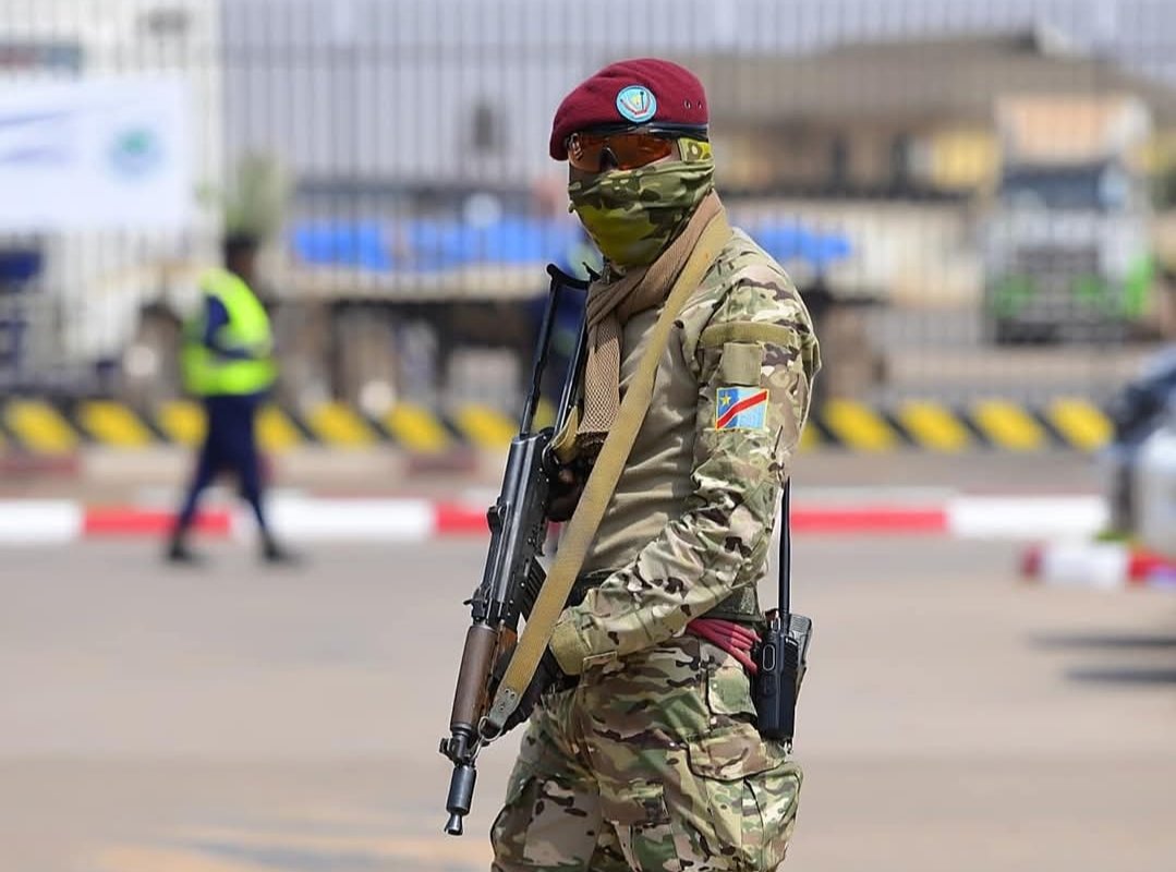 byobe_malenga's tweet image. SITUATION SÉCURITAIRE À #GOMA : mardi 28 janvier, à 8h44 à , affrontements en cours à l'aéroport de #Goma. Des maisons de #civiles, près du Port Public de Goma, ont été touchées par des explosions de bombes tirées d'une position militaire #Rwandaise @RDF_Gallery située à