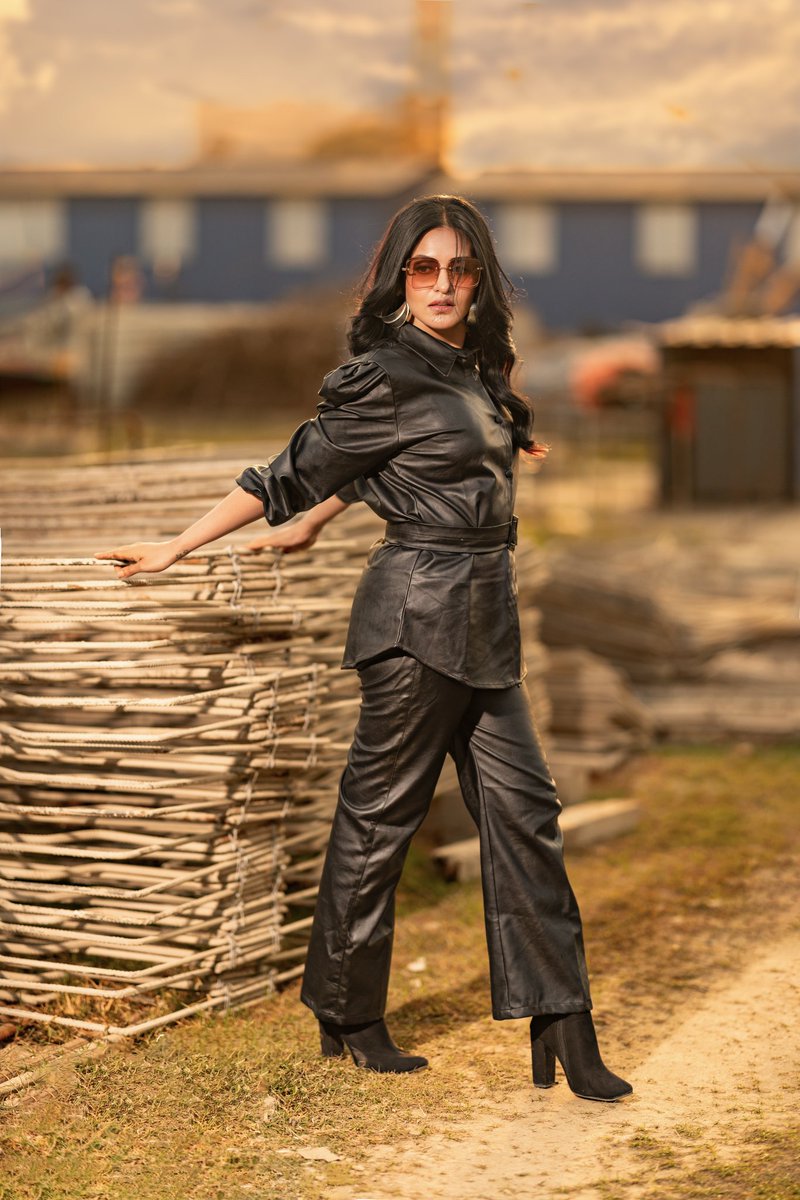 PriyankaSarkarB's tweet photo. #AddictedToBlack ... https://t.co/ravdJmT9q1