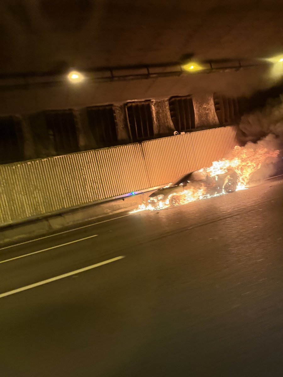 cpaolini24's tweet photo. Coche incendiado  en tuneles hipodromo de la Zarzuela en la M-40 #incendio #coche #M40 #madrid #pozuelo https://t.co/QRZV9ArKsu