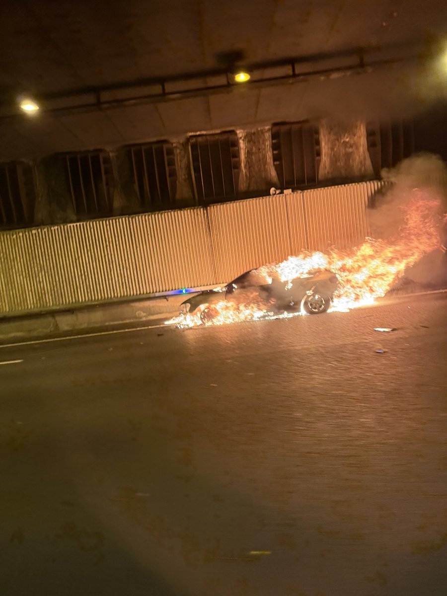 cpaolini24's tweet photo. Coche incendiado  en tuneles hipodromo de la Zarzuela en la M-40 #incendio #coche #M40 #madrid #pozuelo https://t.co/QRZV9ArKsu