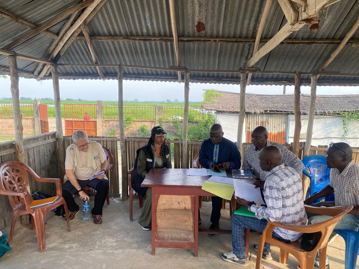 kinadjian's tweet photo. Concertation de @FAO 🇨🇬 et du Ministère des Affaires Sociales et de l'Action Humanitaire avec les Communautés de pêcheurs de Mapotipoko - Congo pour le renforcement de la résilience face aux inondations sur le corridor fluvial du Fleuve Congo. #BlueTransformation
#SSFGuidelines https://t.co/fqdYnlm6WM