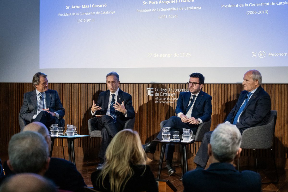 naciodigital's tweet photo. 🕵️ El passadís d'«El despertador» de @Ferrancm: caragols, el Pirineu o John Stiglitz. La periodista Ariadna Belver va fer un qüestionari sobre lectures i aficions als expresidents Mas, Montilla i Aragonès abans del debat al Col·legi d'Economistes
https://t.co/gK7srh7LZK https://t.co/AlMSSW63av