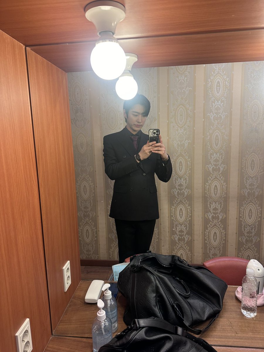 어제 와주신 모든 분들 감사드립니다.  너무 즐거운 시간이었습니다.  새해복 많이 받으세요!
수트도 너무 감사합니다.  드디어 입을 수 있는 시간이 생겨서 감사인사가 늦어네요. 너무 감사합니다. 🥰