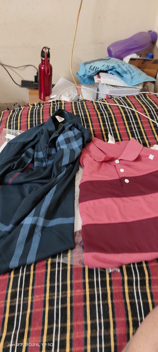 sannycauseway's tweet photo. @JioMart_Support 
I have bought 2 Tshirts from jio Mart
Vide order no. 17375126830028291A &amp;  Shipmt No 17375127396651722225J
The Size is very small doesnt fit at all,  I hav attached my tshirt of XL we can see it's much small, pls exchange for next size or refund it asap https://t.co/dNIzO32TtW