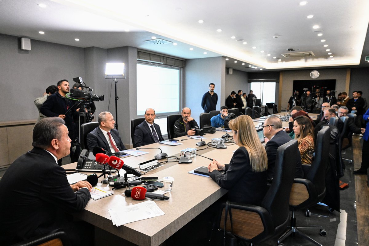 <a href="/BocekMuhittin/">Muhittin Böcek</a> başkanım, yerel basınsız basın toplantısındaki açıklamanıza Antalya'da kaç yerel gazete  1 nci sayfadan vermiş, baktınız mı ?