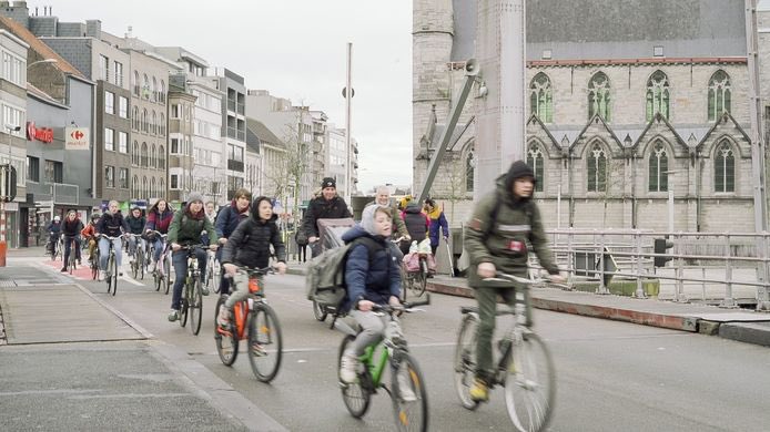copenhenken's tweet photo. The City of #Deinze has introduced ”car-free hours” during the morning and afternoon schoolrun, so children can ride to school safely. https://t.co/yoGiH2aqbn