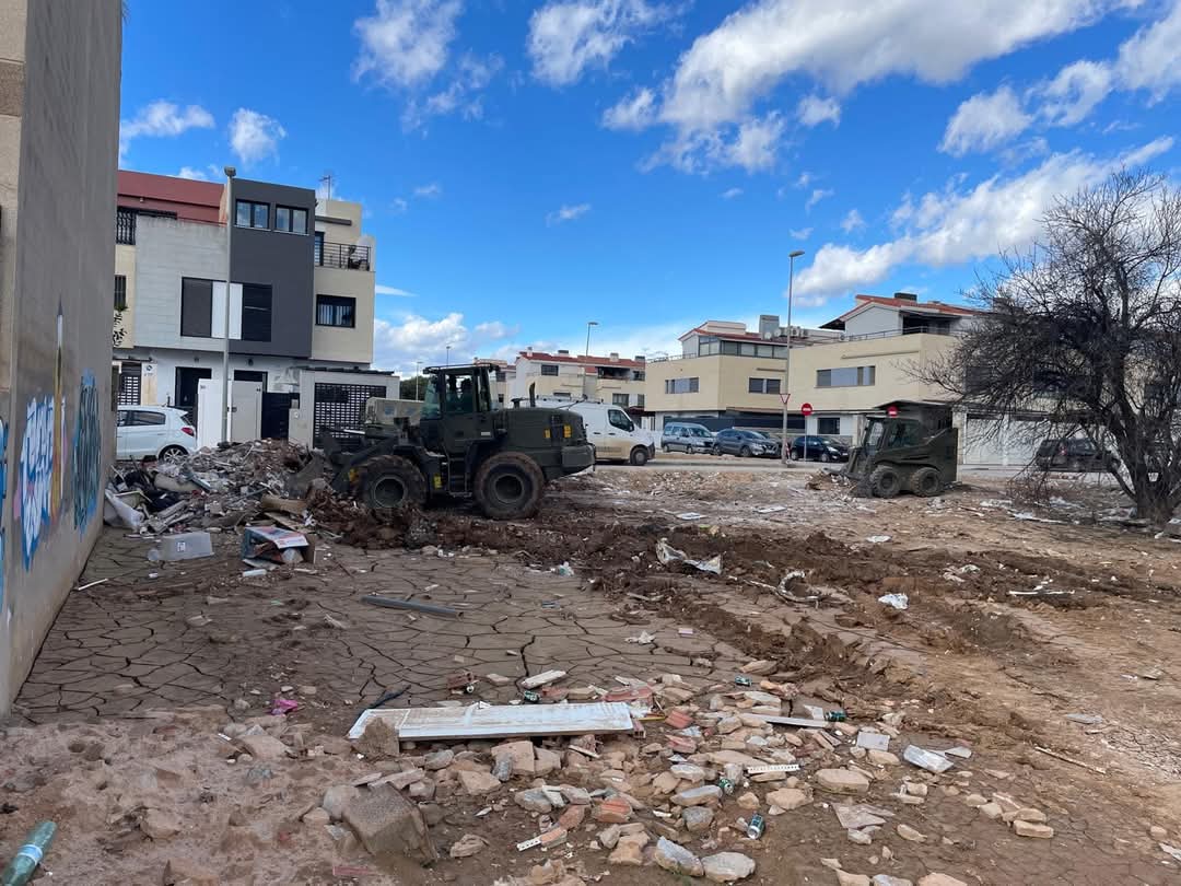 FUTER_ET's tweet photo. Personal del #RING1 del #MING realiza la limpieza definitiva de escombros y enseres de otra parcela en apoyo a la población de #Alfafar (#Valencia).
#SomostuEjército https://t.co/7wQvNFIrc5