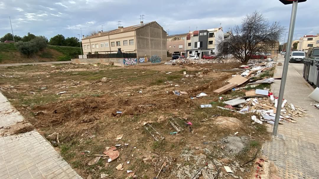 FUTER_ET's tweet photo. Personal del #RING1 del #MING realiza la limpieza definitiva de escombros y enseres de otra parcela en apoyo a la población de #Alfafar (#Valencia).
#SomostuEjército https://t.co/7wQvNFIrc5