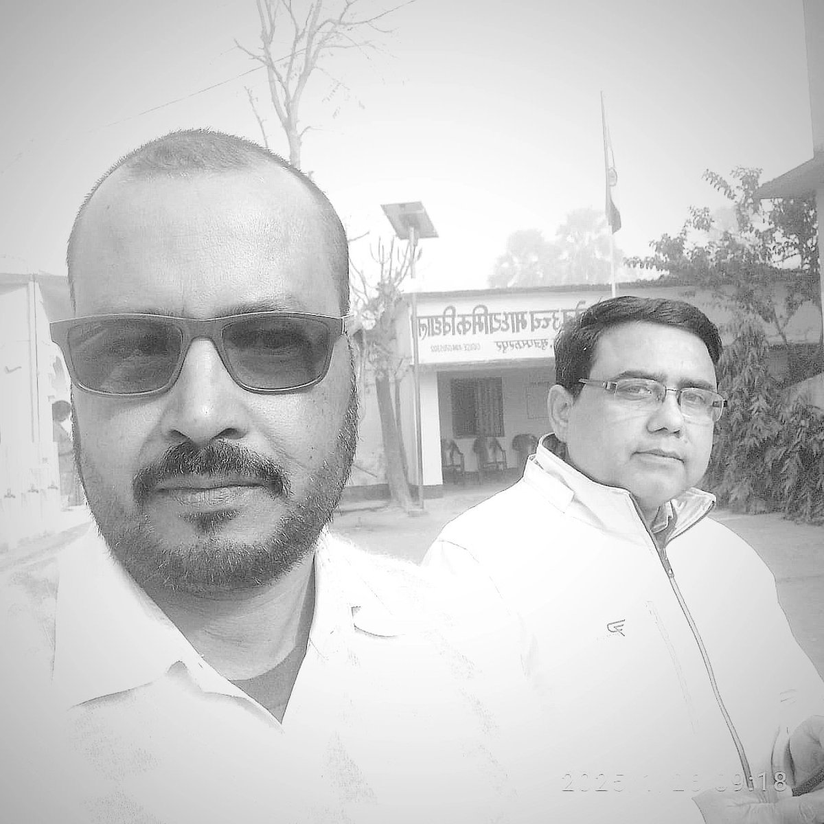 SCPrabhakar's tweet photo. देशप्रेम से अर्थ होता है कि देश के लिए कुछ करना और कुछ करना क्या.... आप जो कार्य करते हैं उसे इमानदारी के साथ ससमय करना। अपने आसपास के उत्थान पर ध्यान देना। आप के कार्यप्रणाली को देखकर आपके समर्थन में समाज भी आपके साथ खड़ा होता है। समाज मजबूत होगा तो देश मजबूत होगा।🏵️🇮🇳✨🇮🇳✨🇮🇳 https://t.co/9nxc1qLROf