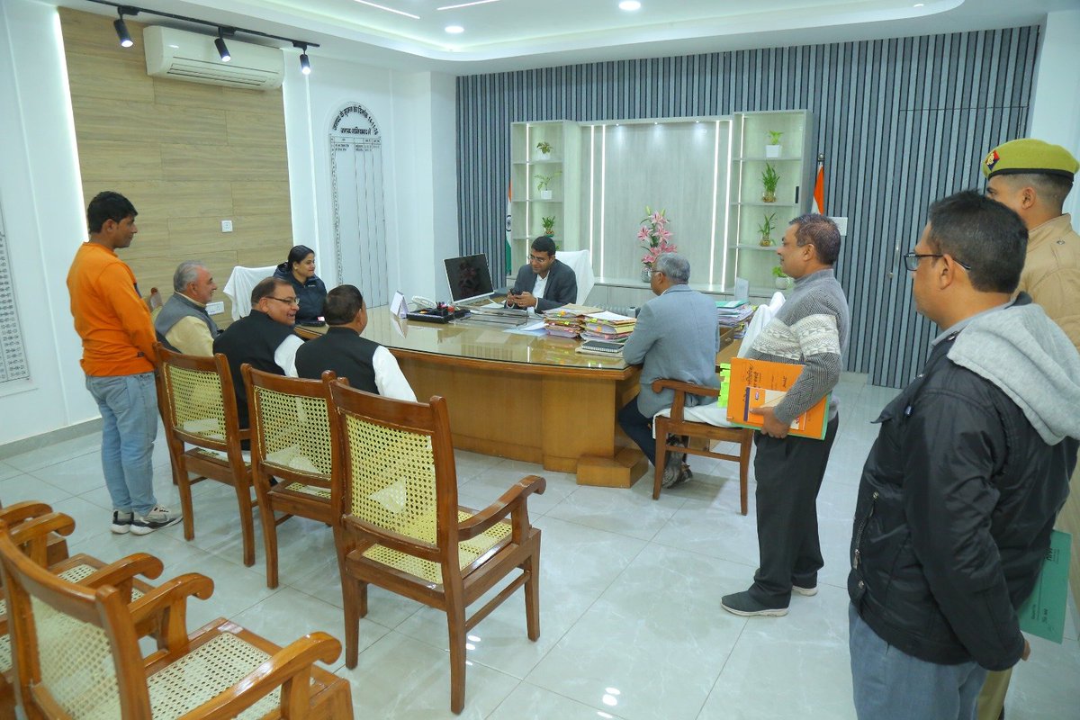 dm_ghaziabad's tweet photo. जिलाधिकारी महोदय गाजियाबाद श्री दीपक ​मीणा द्वारा कलेक्ट्रेट स्थित अपने कार्यालय पर जनसुनवाई की गयी। जन सुनवाई के दौरान प्राप्त शिकायतों का निस्तारण प्राथमिकता के आधार पर पूर्ण गुणवत्ता से किया जाएं। शिकायतकर्ता से शिकायत के निस्तारण का फीडबैक लेना भी सुनिश्चित किया जाएं। https://t.co/eyDuQG9UZA