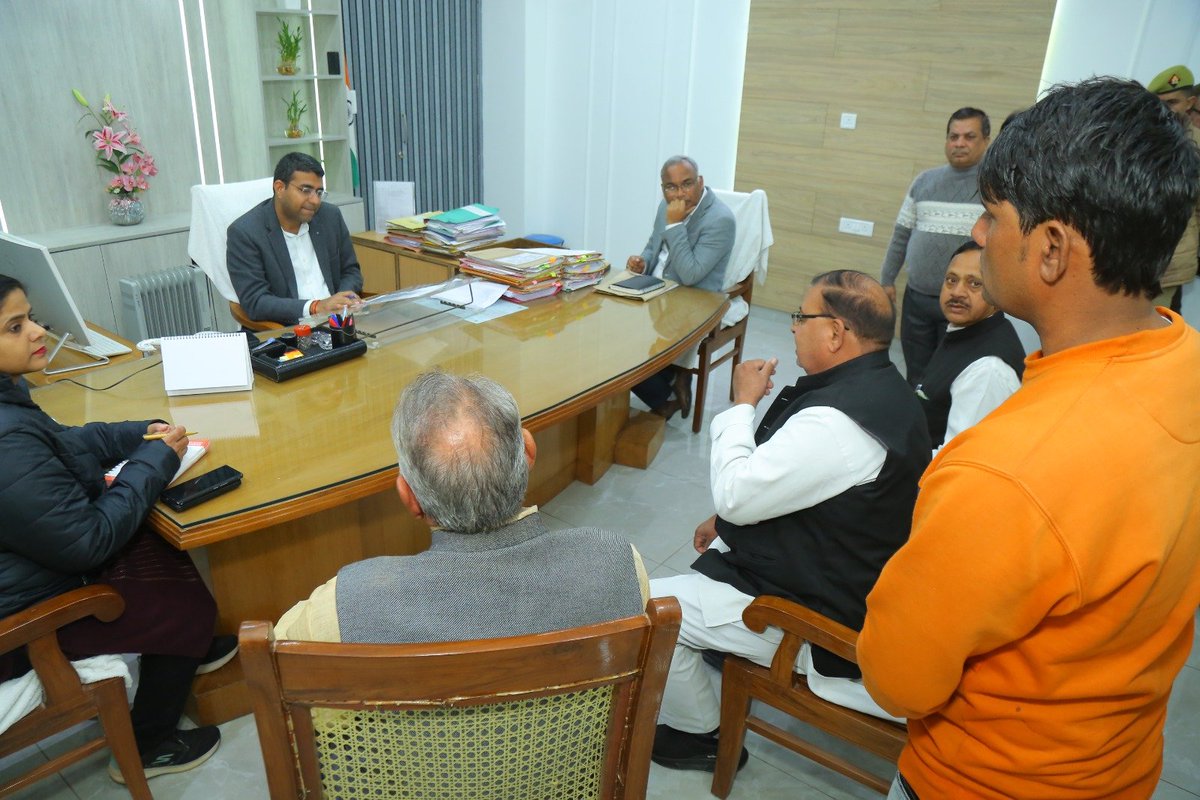 dm_ghaziabad's tweet photo. जिलाधिकारी महोदय गाजियाबाद श्री दीपक ​मीणा द्वारा कलेक्ट्रेट स्थित अपने कार्यालय पर जनसुनवाई की गयी। जन सुनवाई के दौरान प्राप्त शिकायतों का निस्तारण प्राथमिकता के आधार पर पूर्ण गुणवत्ता से किया जाएं। शिकायतकर्ता से शिकायत के निस्तारण का फीडबैक लेना भी सुनिश्चित किया जाएं। https://t.co/eyDuQG9UZA